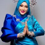 Erra Fazira Instagram - Mask Singer Minggu ke5 .
Thank you team for helping me.. 😘🥰.
.
👗 @khuntumn 
💄 @jijiezainal 
📸  @blackpepperproductionmy  @echolaliapictures  @reza8179 
🎥  @e.l.a.i.n.e78 
💁🏻‍♂️ @sharendrarazak