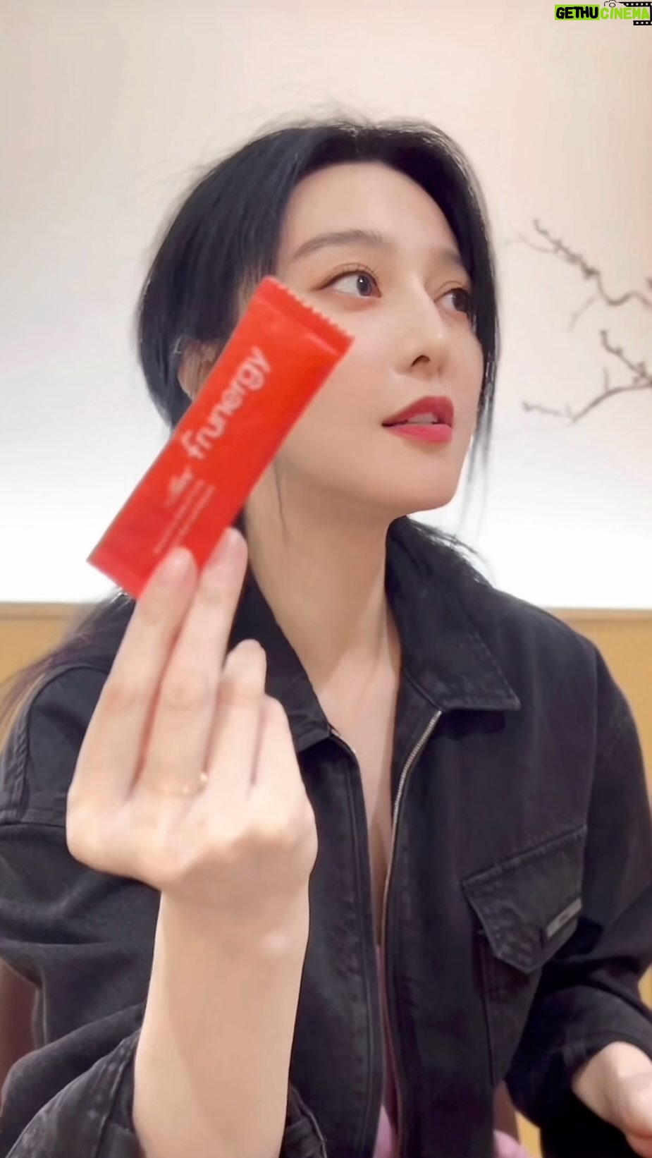 Fan Bingbing Instagram - Starting my meal with @naturecare.life’s immunity booster – Frunergy, my long-time favorite recommended by my Malaysian manager and dear friend of over a decade!
Deliciously convenient – mix with liquid or consume them dry. The 26 freeze-dried fruits offer a delightful sweet and sourish touch.
I travel to various countries with them in my handbag or pockets. 🩷🩷🩷
#frunergy
#friendofnaturecare