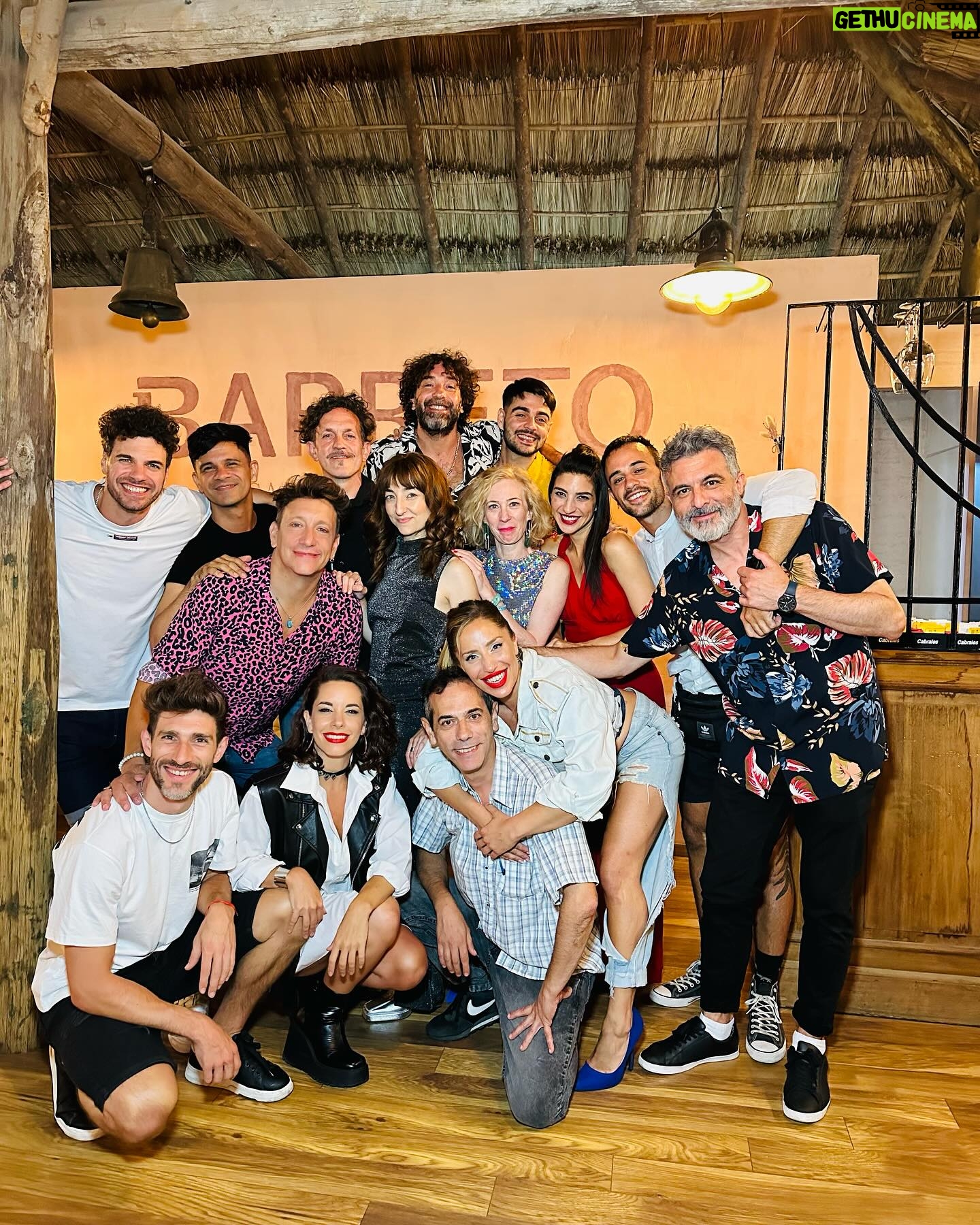 Nicolás Vázquez Instagram - Ayer festejamos el reestreno y la sala llena con todo el equipo de Tootsie como niños en @blowupexperience
exposición de Arte Inflable, que manera de disfrutar y reírnos.
@dgexperiencecom y cenamos en un lugar espectacular como
@barreto_larural en la rural.
Bendecidos por tanto!!