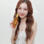 Pattranite Limpatiyakorn Instagram - ผมสวย จะขอมาบอกต่อ💕
L’Oreal Paris Elseve Extraordinary Oil ✨ 
วิธีลัดผมสวยที่เลิฟใช้บ่อยๆ ขวดนี้คือ เซรั่มเนื้อบางเบา บำรุงผมล้ำลึก เรียบลื่น เงางาม ลดผมชี้ฟู
สามารถใช้ได้ทุกที่ทุกเวลา ช่วยปกป้องผมจากความร้อน และช่วยให้ผมนุ่มสลวย ไม่พันกัน ใช้แล้วเพิ่มประกายเงางามและเพิ่มความหอมให้ผมเลิฟ!!! 😍 

#LorealParisTH #ExtraordinaryOil