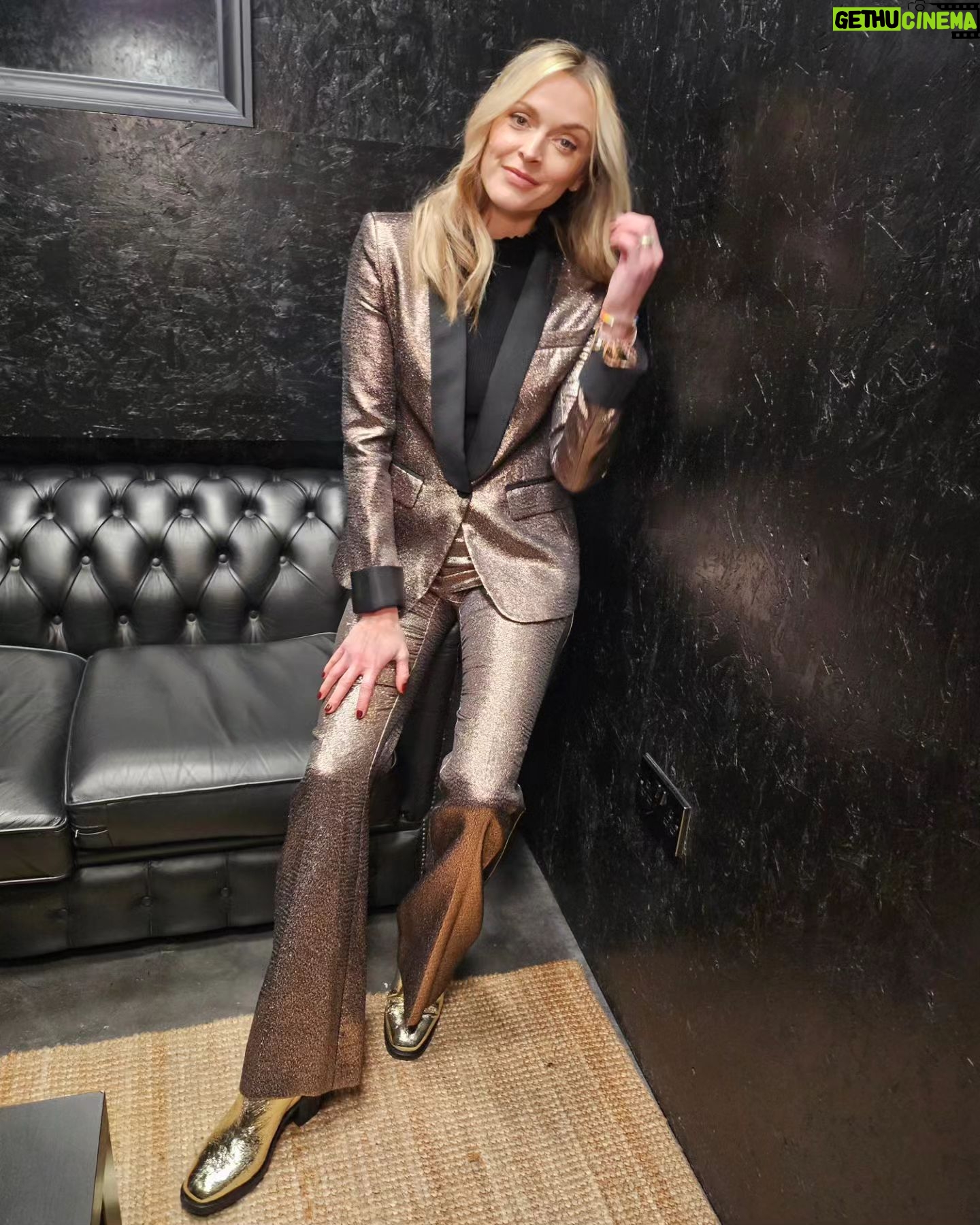 Fearne Cotton Instagram - AD Sparkly suit for tonights @samsunguk event.
Guys, I'm out of the house and its night time. π
Make up by my dear mate @justinejenkins
Suit I've had for years.