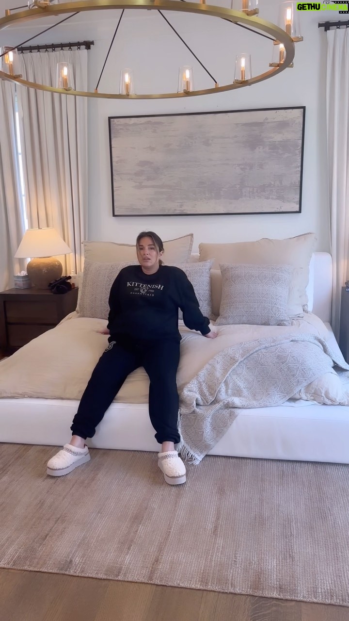 Jessie James Decker Instagram - Iβm the messiest person. They donβt call me messica for nuthin BUT I do want my bed made daily. The real question, is this many pillows really necessary?πππ love to know your thoughts below on the important matter π ( my set is @kittenish, just launched)