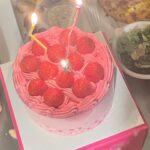 Gong Min-ji Instagram - 나 너무 사랑받고 있다는 거 다시 한번 각인시켜준 
내 동료들,칭구들❤️ 
이렇게 태어나서, 만나서 너무 감사해요✨
에너지를 받아 2024년, 힘내볼게요 :) 
#0118 #bdaygirl #y2kparty #생일2탄