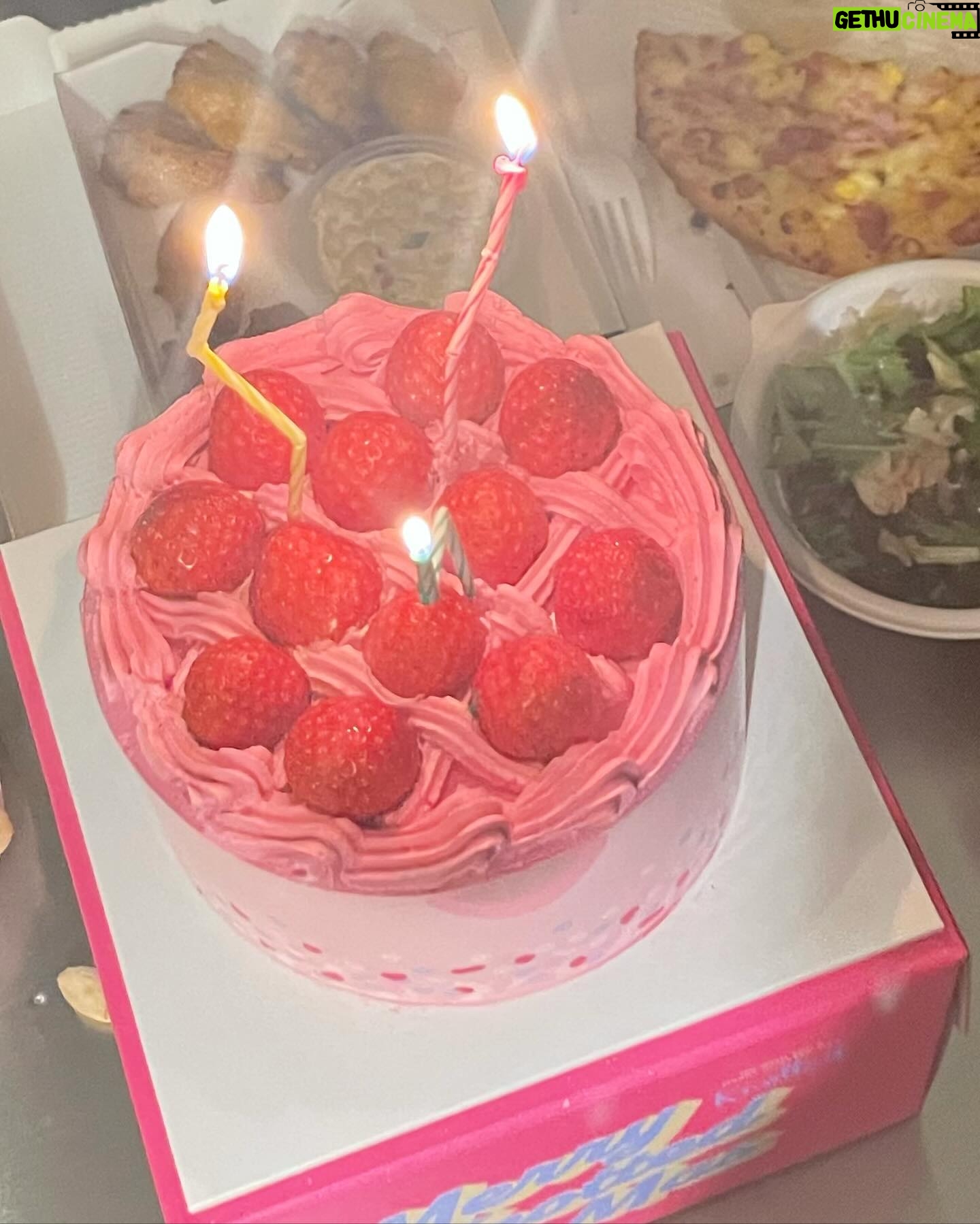 Gong Min-ji Instagram - 나 너무 사랑받고 있다는 거 다시 한번 각인시켜준
내 동료들,칭구들❤️
이렇게 태어나서, 만나서 너무 감사해요✨
에너지를 받아 2024년, 힘내볼게요 :)
#0118 #bdaygirl #y2kparty #생일2탄
