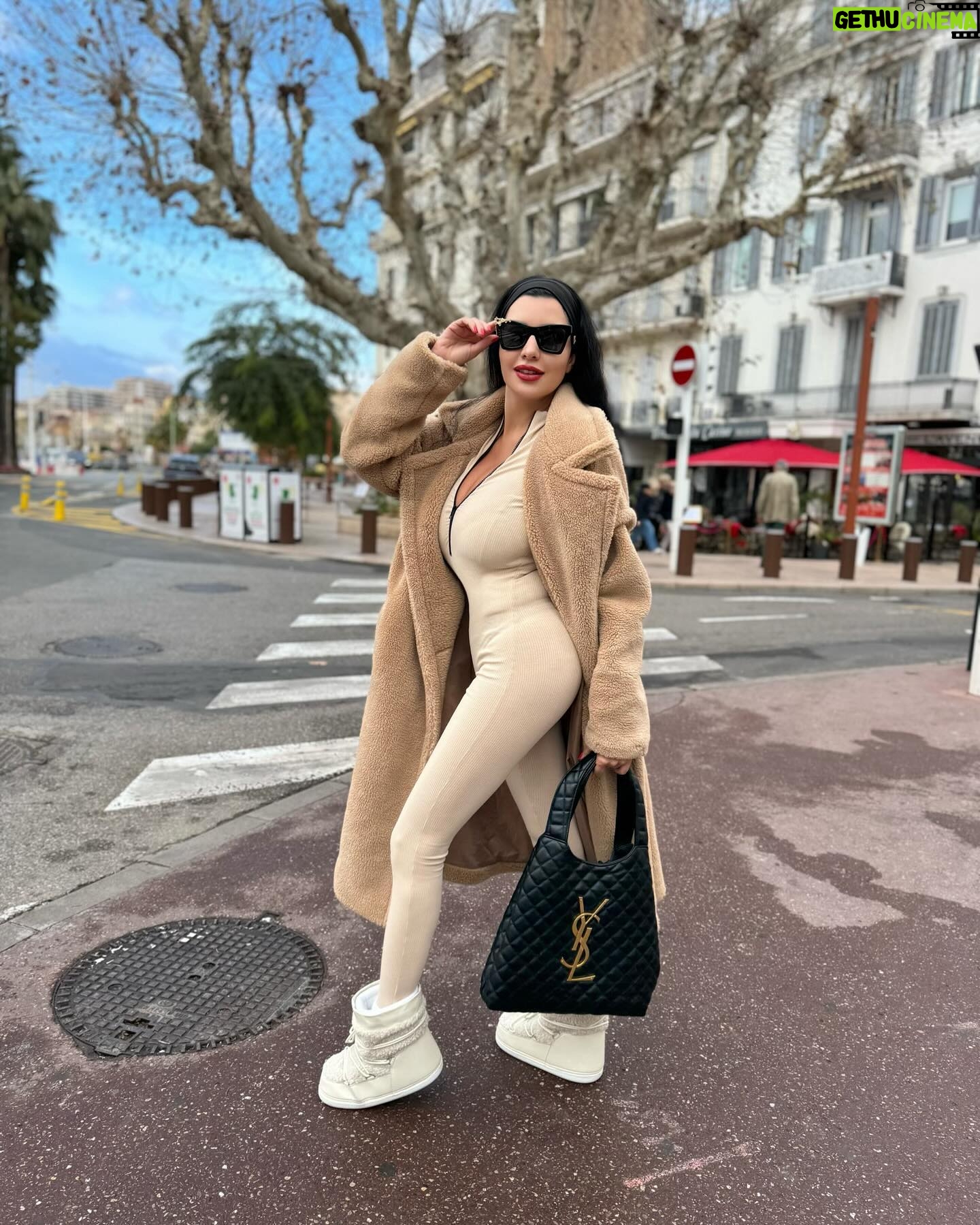 Lamitta Frangieh Instagram - Peace, joy and calmness.. quality time
.
.
.
#france #cannes #suddelafrance #cotedazurfrance #paris #parisian #parisfood #parisrestaurant #parisstyle #parislovers #model #parislove
