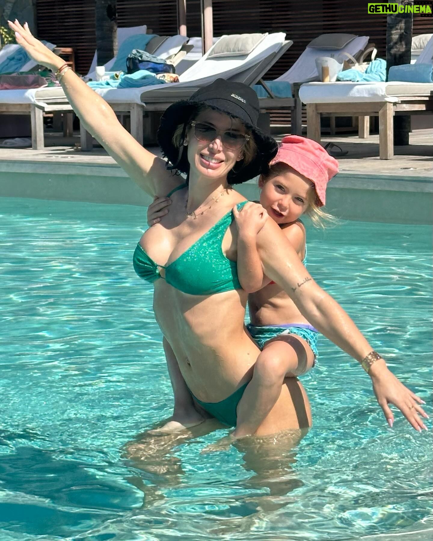 Jésica Cirio Instagram - Foto dump de ✨2️⃣0️⃣2️⃣4️⃣✨
1. 💛 Noche de Brillos @marcelo.zanek
2. Mi sirenita 🧜🏻♀️ 🌊🐟
3. 👙
4. Playita siempre 🏖️
5. Juntas 🥰
6. La bella durmiente 😴
7. El cafe del 2024 ☕️
8. Selfie 🛀
9. Modo Aqua woman 🤣