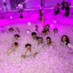 Nicolás Vázquez Instagram – Ayer festejamos el reestreno y la sala llena con todo el equipo de Tootsie como niños en @blowupexperience 
exposición de Arte Inflable, que manera de disfrutar y reírnos. 
@dgexperiencecom y cenamos en un lugar espectacular como
@barreto_larural en la rural.
Bendecidos por tanto!!