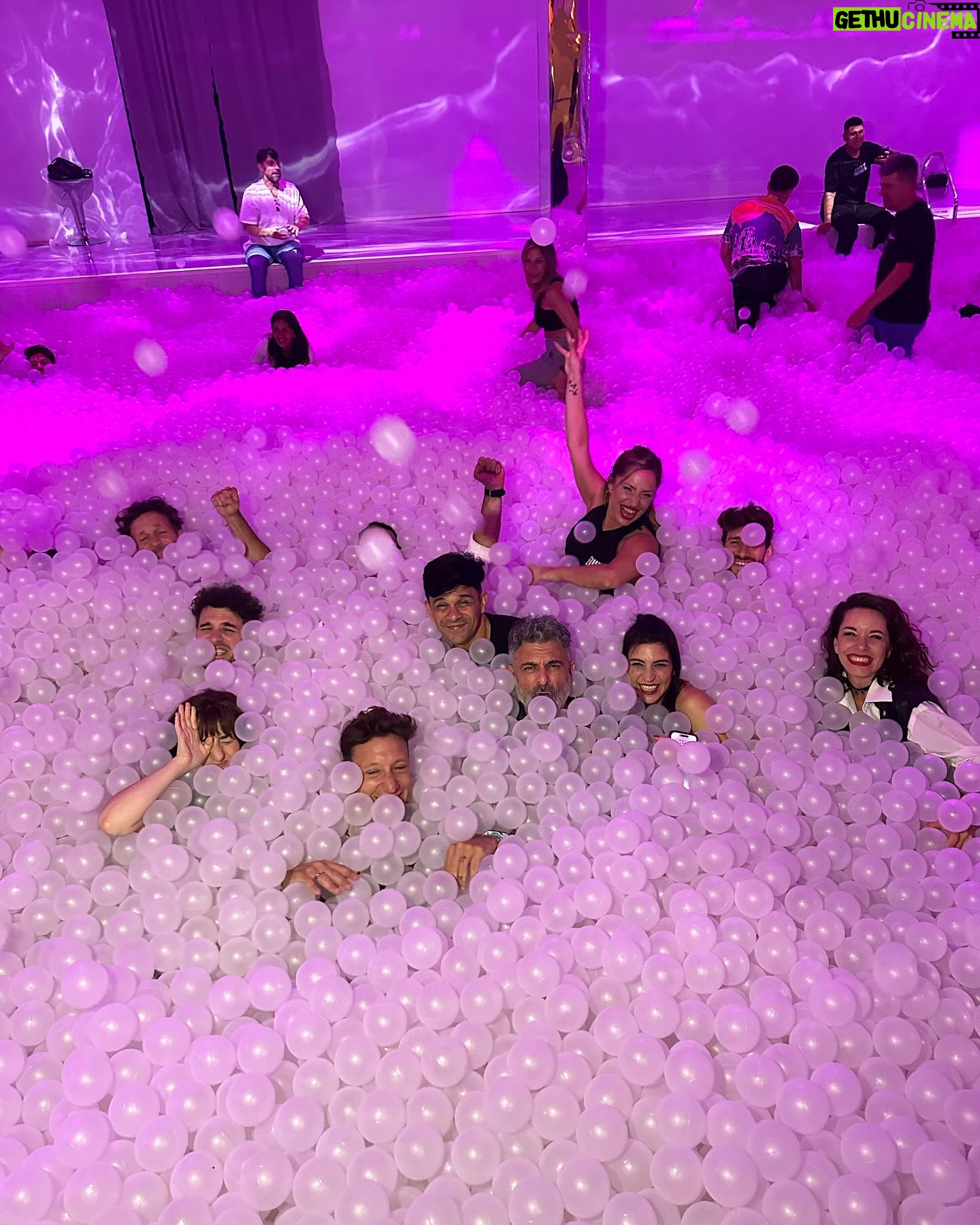 Nicolás Vázquez Instagram - Ayer festejamos el reestreno y la sala llena con todo el equipo de Tootsie como niños en @blowupexperience
exposición de Arte Inflable, que manera de disfrutar y reírnos.
@dgexperiencecom y cenamos en un lugar espectacular como
@barreto_larural en la rural.
Bendecidos por tanto!!