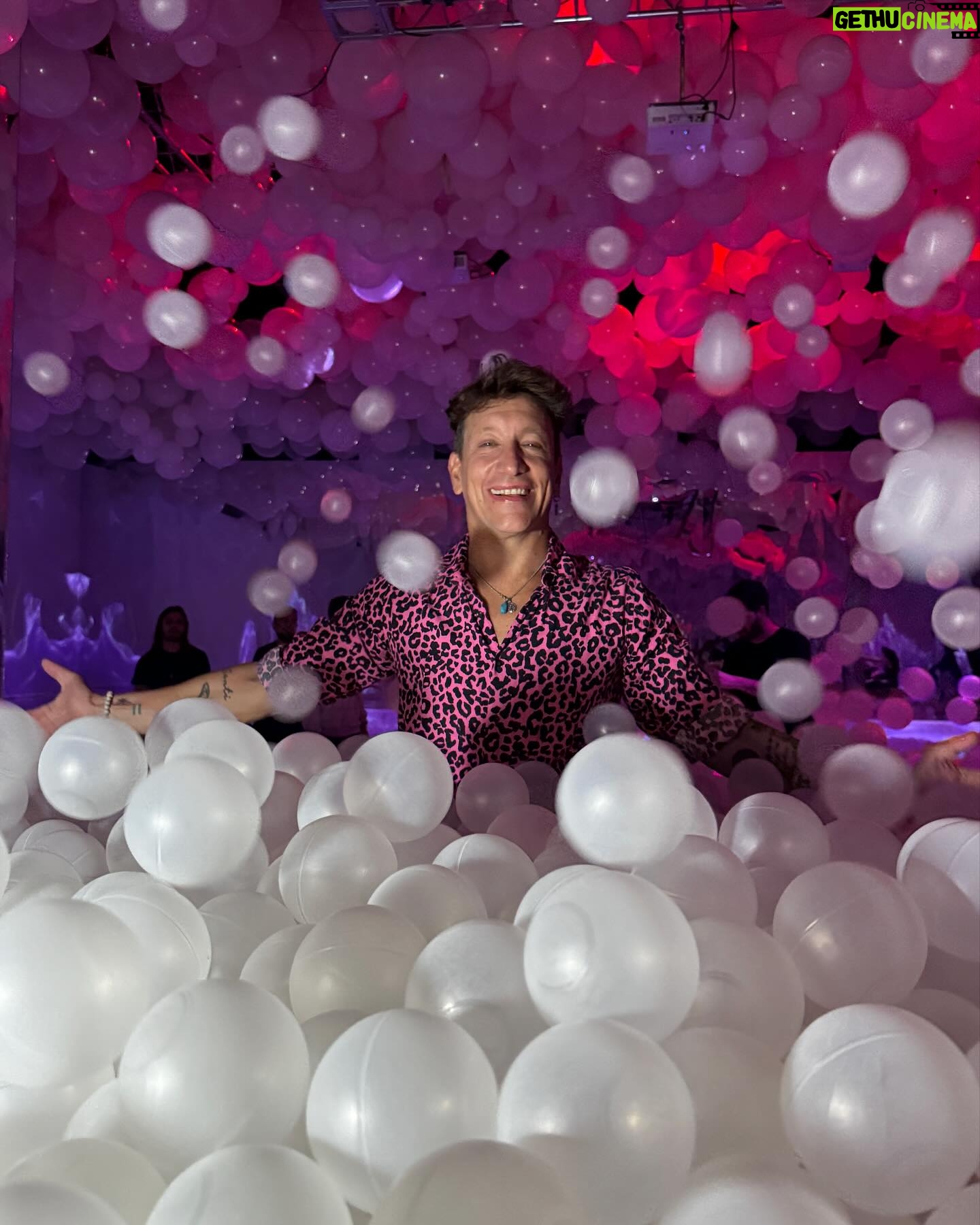 Nicolás Vázquez Instagram - Ayer festejamos el reestreno y la sala llena con todo el equipo de Tootsie como niños en @blowupexperience
exposición de Arte Inflable, que manera de disfrutar y reírnos.
@dgexperiencecom y cenamos en un lugar espectacular como
@barreto_larural en la rural.
Bendecidos por tanto!!