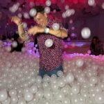 Nicolás Vázquez Instagram – Ayer festejamos el reestreno y la sala llena con todo el equipo de Tootsie como niños en @blowupexperience 
exposición de Arte Inflable, que manera de disfrutar y reírnos. 
@dgexperiencecom y cenamos en un lugar espectacular como
@barreto_larural en la rural.
Bendecidos por tanto!!