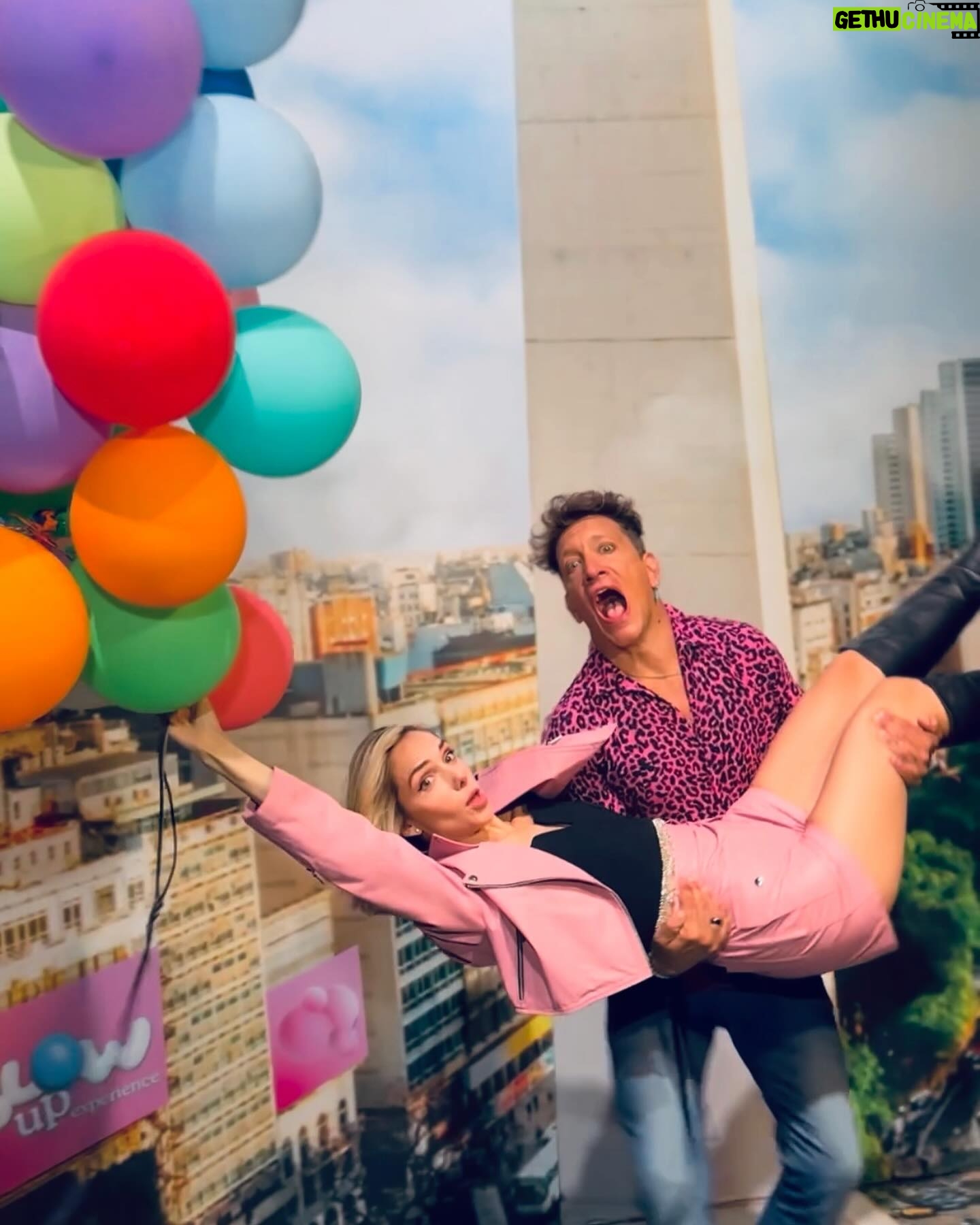 Nicolás Vázquez Instagram - Ayer festejamos el reestreno y la sala llena con todo el equipo de Tootsie como niños en @blowupexperience
exposición de Arte Inflable, que manera de disfrutar y reírnos.
@dgexperiencecom y cenamos en un lugar espectacular como
@barreto_larural en la rural.
Bendecidos por tanto!!
