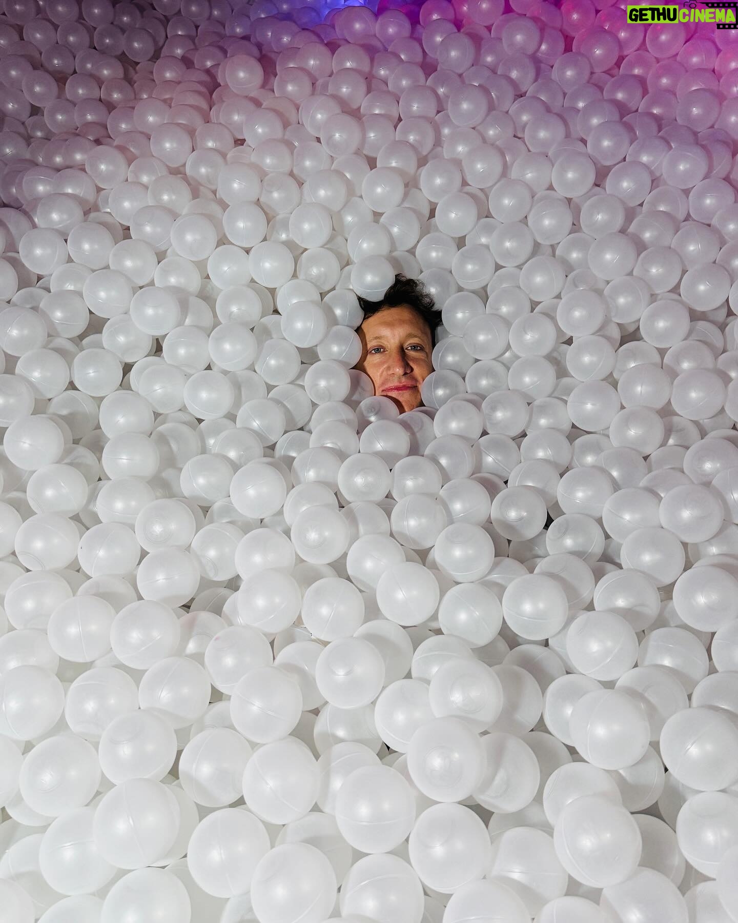 Nicolás Vázquez Instagram - Ayer festejamos el reestreno y la sala llena con todo el equipo de Tootsie como niños en @blowupexperience
exposición de Arte Inflable, que manera de disfrutar y reírnos.
@dgexperiencecom y cenamos en un lugar espectacular como
@barreto_larural en la rural.
Bendecidos por tanto!!