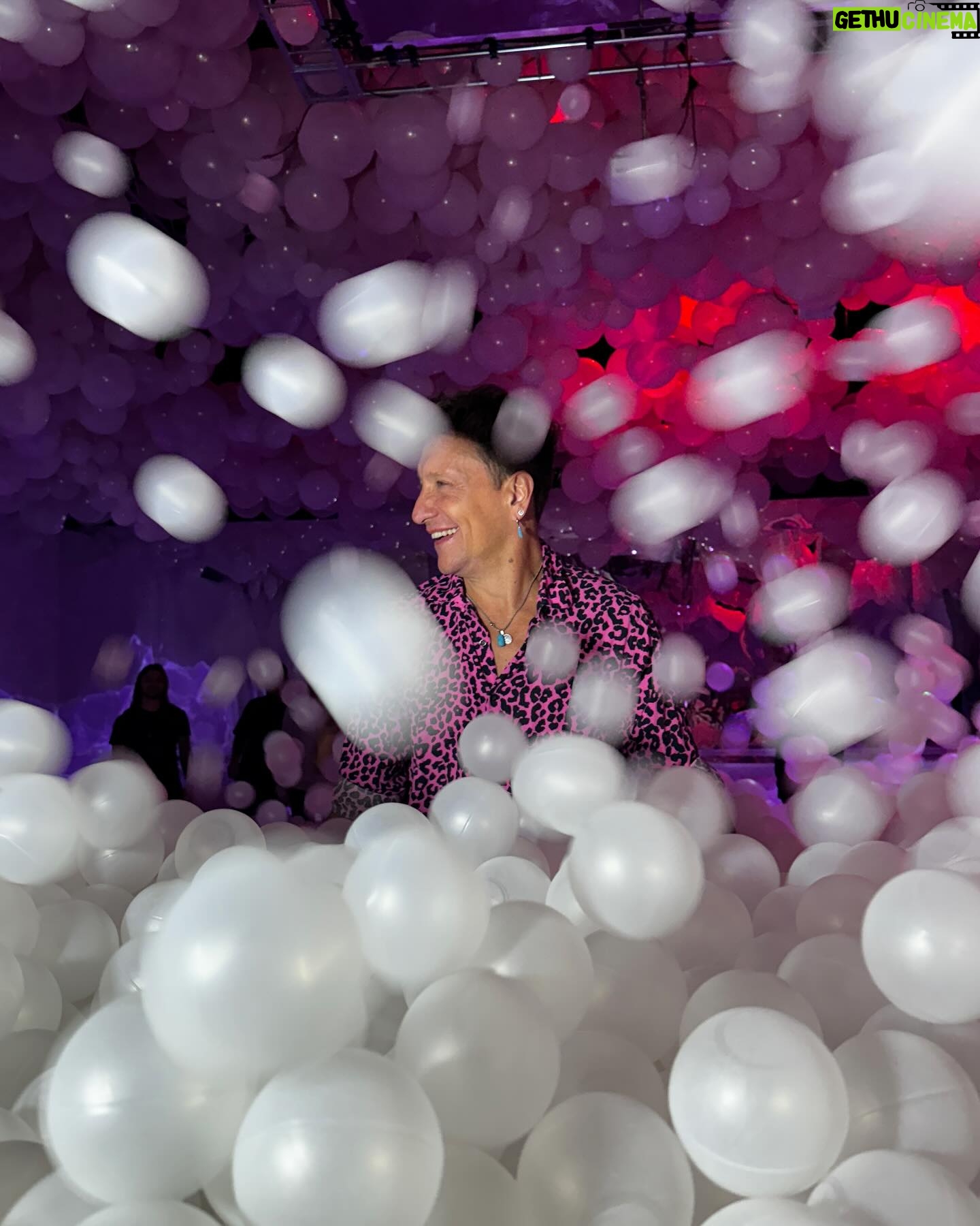 Nicolás Vázquez Instagram - Ayer festejamos el reestreno y la sala llena con todo el equipo de Tootsie como niños en @blowupexperience
exposición de Arte Inflable, que manera de disfrutar y reírnos.
@dgexperiencecom y cenamos en un lugar espectacular como
@barreto_larural en la rural.
Bendecidos por tanto!!