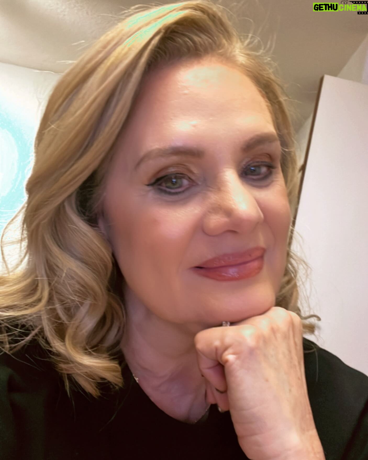 Erika Buenfil Instagram - A descansar. Besitos bonito fin