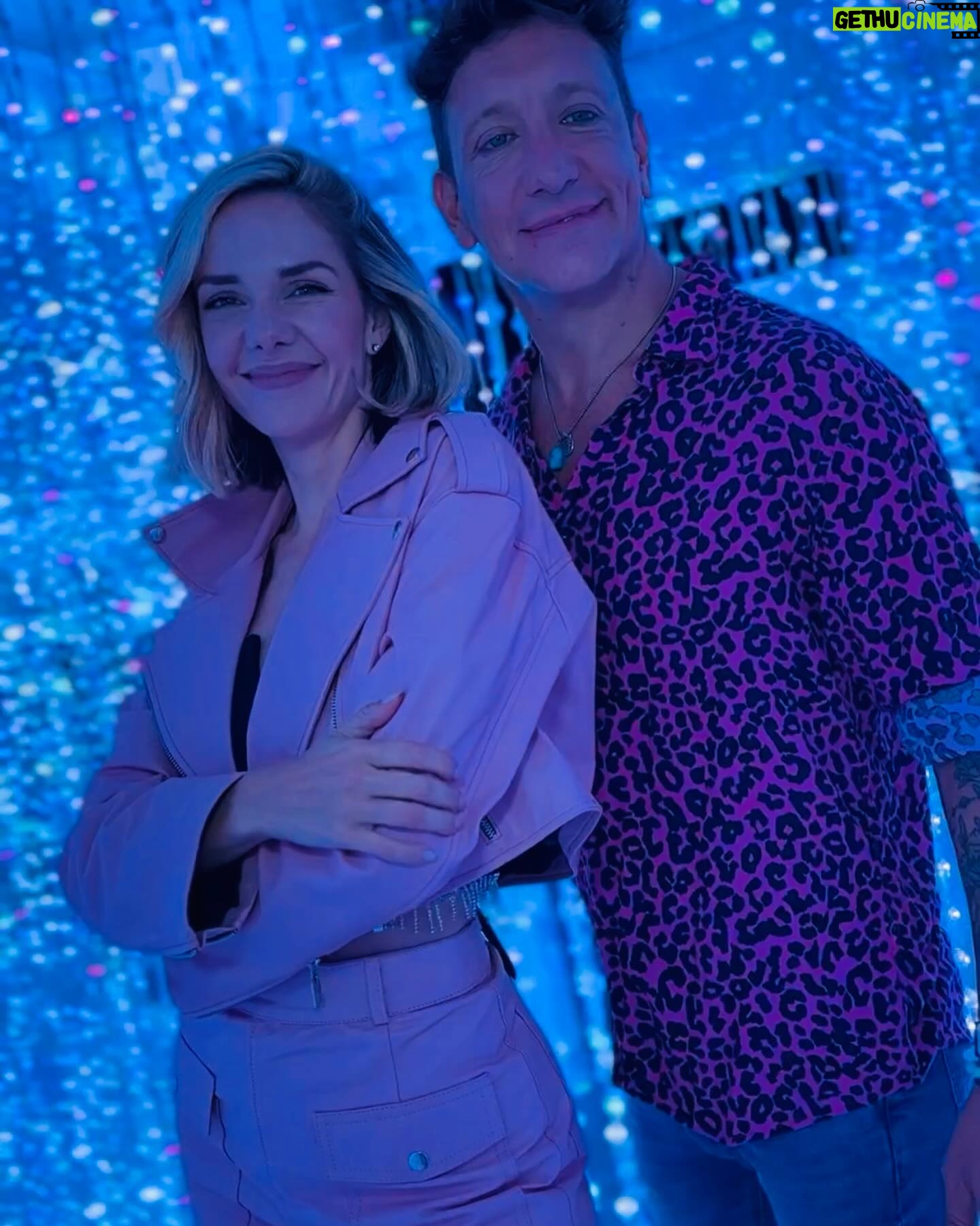 Nicolás Vázquez Instagram - Ayer festejamos el reestreno y la sala llena con todo el equipo de Tootsie como niños en @blowupexperience
exposición de Arte Inflable, que manera de disfrutar y reírnos.
@dgexperiencecom y cenamos en un lugar espectacular como
@barreto_larural en la rural.
Bendecidos por tanto!!