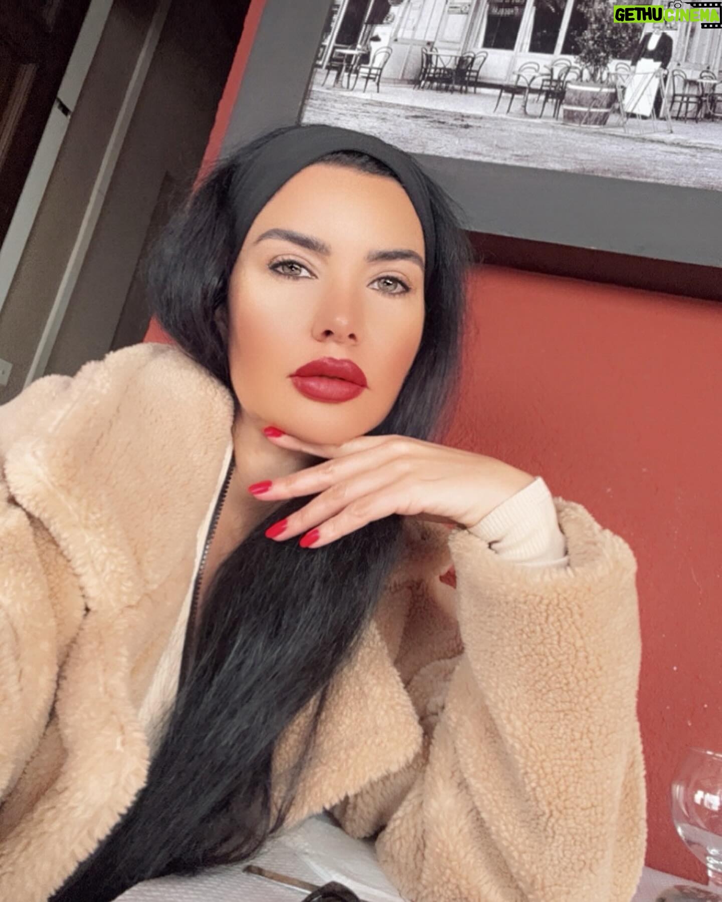 Lamitta Frangieh Instagram - Peace, joy and calmness.. quality time
.
.
.
#france #cannes #suddelafrance #cotedazurfrance #paris #parisian #parisfood #parisrestaurant #parisstyle #parislovers #model #parislove