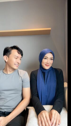 Erra Fazira Instagram - Bila dedua orang nak feeling2 kahwin anak raja @errafazira @anwararshad 😅 Korang jgn nak sengeh2 ek 🫣🫣🫣