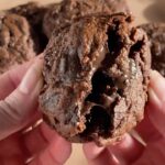 Jessie James Decker Instagram - This is the perfect yummy snowy day cookie recipe❤️✨ And all of the baking and mixing was done using the Just Feed Me line! 

Double Decadent and topped with Sea Salt for that perfect balance of sweet, salty, and ooey gooey chocolate chip cookie goodness 😮‍💨🤤 

Find the Just Feed Me serving tray, prep bowls (with lids!!!) baking mat, and more at Walmart & Get the full recipe in Just Eat 🔗 link in bio