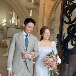 Violette Wautier Instagram - รักทั้งคู่ชิบหาย เจ้าบ่าวเจ้าสาวหล่อสวยมาก น้ำตาไหลเป็นลิตร 555555 ดีใจกับทั้งคู่ พวกเทอแม่งเกิดมาคู่กันจริงๆ เห็นมาตั้งแต่เริ่มจนวันนี้ ฮื้อออออ เป็นวันที่มีความสุขมากเลยอ่ะ (นี่กูพิมพ์กูก็ร้องไห้อีกแล้ว) เพื่อนคนแรกของกลุ่มหนูแต่งงานแล้วค่าาาา อีกอย่าง เพิ่งรู้ว่างานแต่งกลางวันมันturnt ได้ขนาดนี้ สนุกโคตรรรรร พร้อมสนุกต่ออีกรอบวันนี้ค่ะ รักที่สุด #herManhisNatty