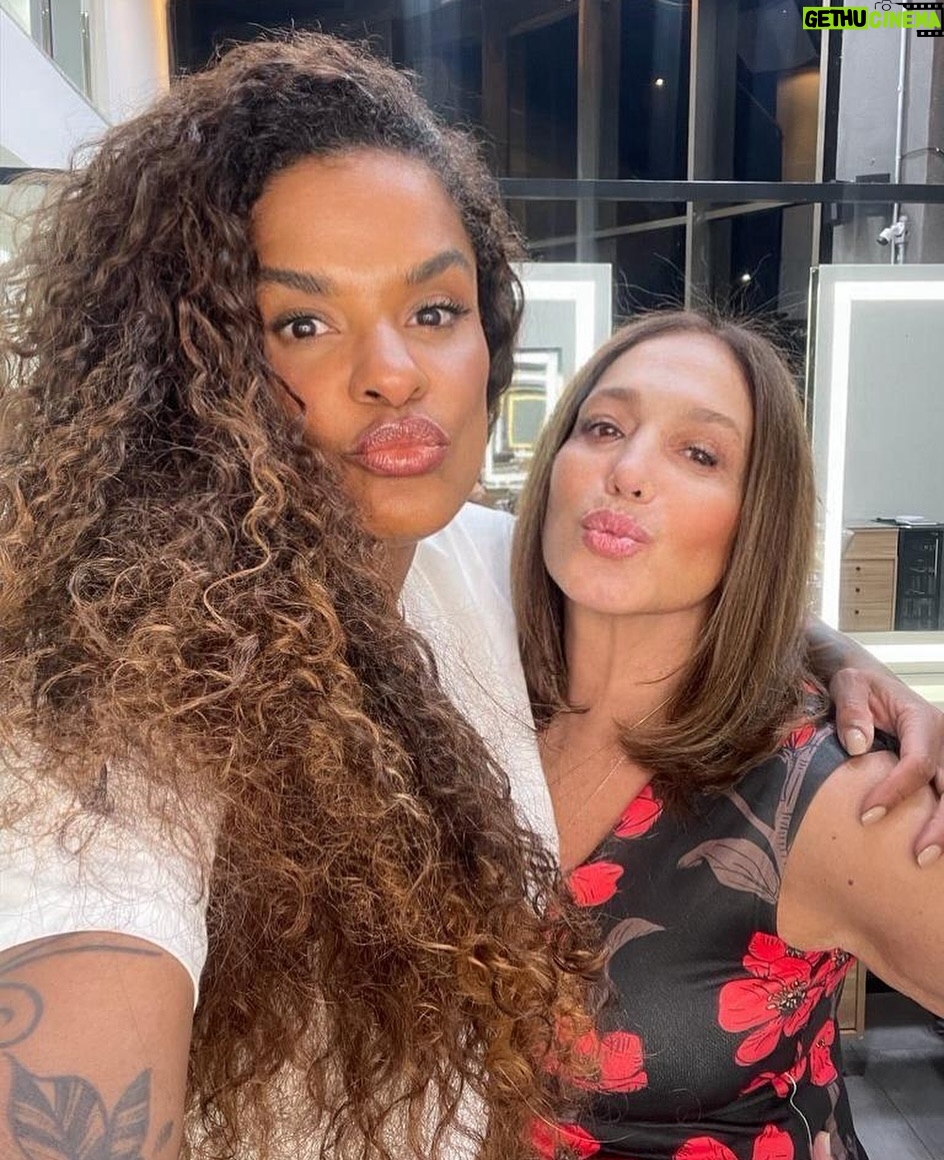 Susana Vieira Instagram - Hoje Γ© dia dos cabeleireiros!!! Salve Vivi e todos vocΓͺs profissionais dos cabelos, que deixam a gente sempre muito mais bonitas e felizes !!!! Um beijo especial pra Gladys tbm πππππ