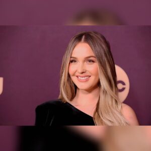 Camilla Luddington Instagram - Goodbye sweatpants.. hellloooooo LBD. Got to hangout with some spectacular people last night!! 
#emmys #disney #abc #greysanatomy @greysabc 💕🌟

Hair @justinemarjan 
Makeup @adamburrell