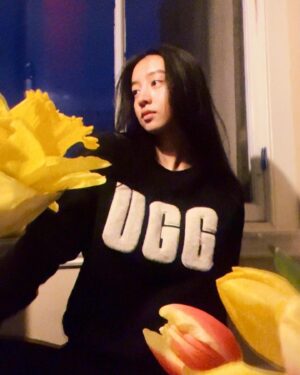 Kōki Instagram - 部屋に帰ってきた時、お花があるだけで気持ちが落ち着きます☺️

@ugg の暖かいスエット💗
