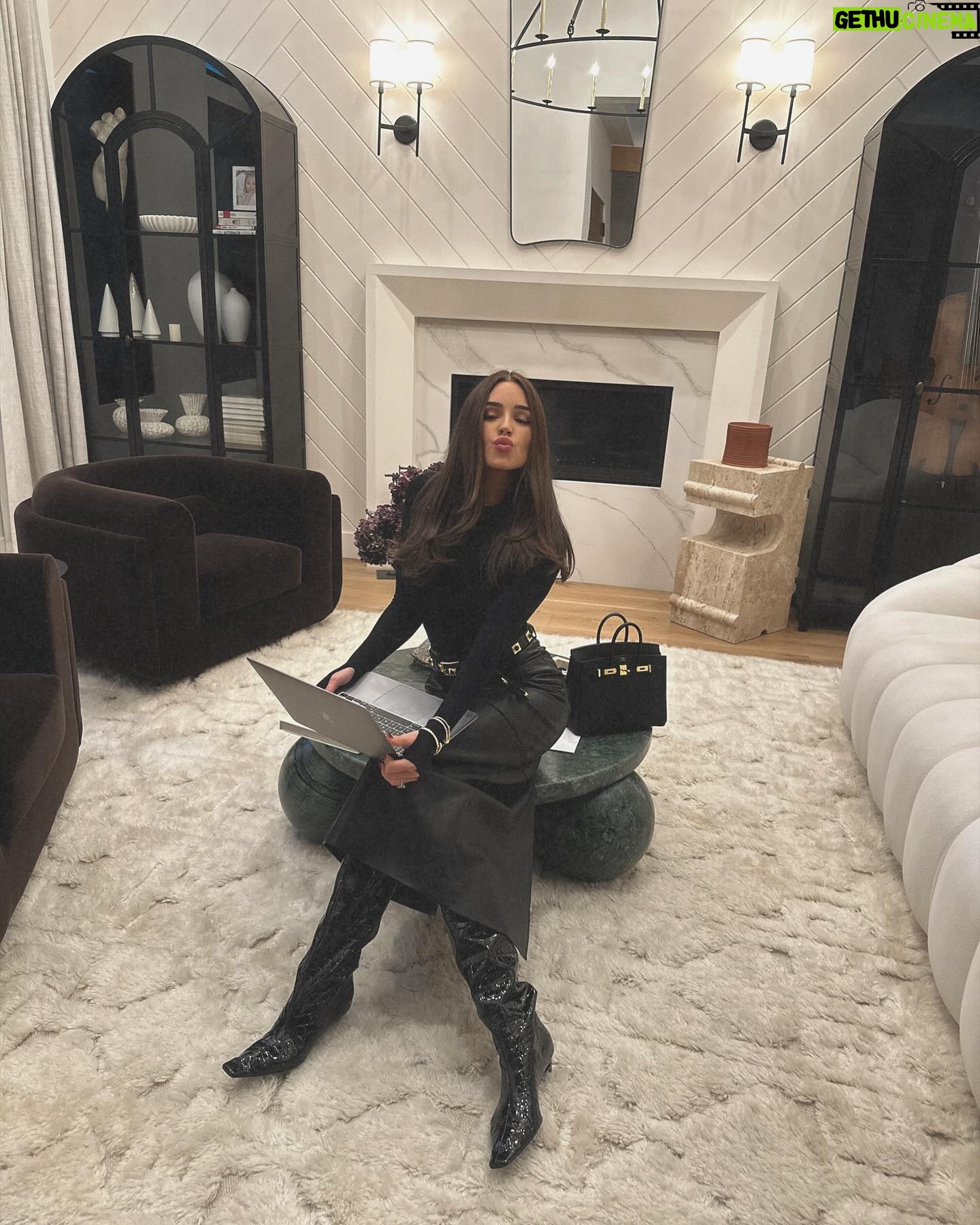 Olivia Culpo Instagram - How is it already the middle of January 🫠🫠🫠