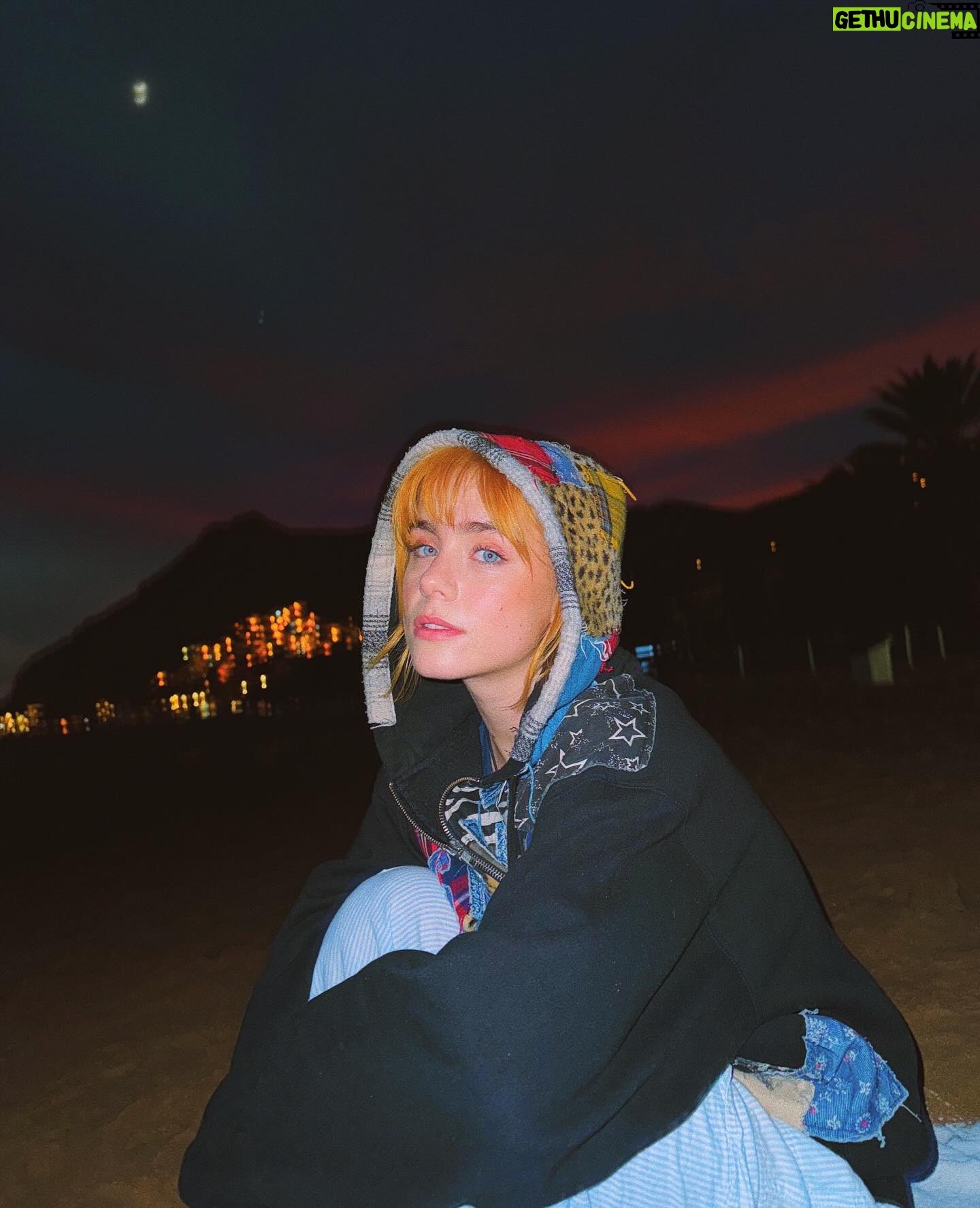 Clara Galle Instagram - The environment that brings out the softness in me, not the survival in me!! 💙
🐸 enero en Londres y Tenerife 🐸 wiii cute days