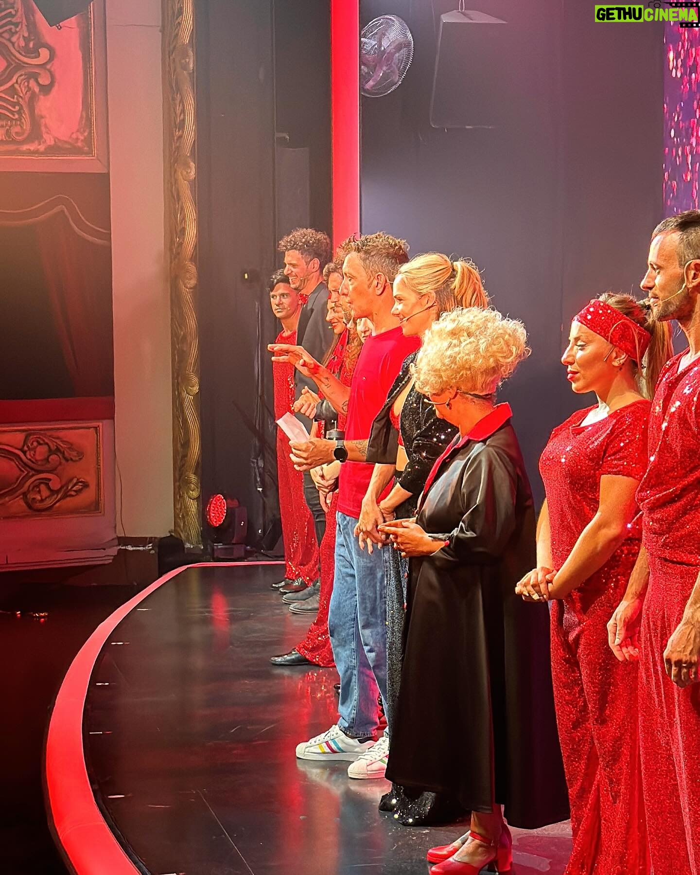 Nicolás Vázquez Instagram - Arrancamos con 5 salas llenas de público ovacionándonos y yo terminé a sus pies, literalmente. Es muy difícil explicar con palabras lo que sentimos cada noche en ese escenario. Es mucha emoción y agradecimiento!
Es muchísima la gente que trabaja de manera constante para que la magia suceda.
Somos un equipo espectacular!
Gracias al público por valorarnos tanto! Felices y agradecidos con ustedes!
Gracias de corazón! Todo lo que nos desean a nosotros el doble para ustedes. 🙌🏽🎭❤️👆🏽
Aguante Tootsie!! Aguante el teatro!