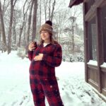 Jessie James Decker Instagram - Woke up to a beautiful snow day 🥹❄️ Reminded me of our days in Colorado and gave me all the nostalgic feels❄️💙🌲