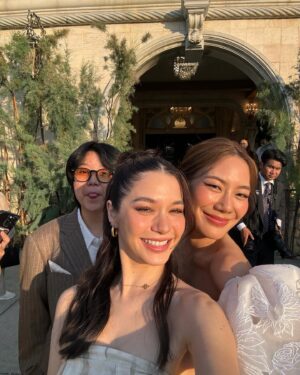 Violette Wautier Instagram - รักทั้งคู่ชิบหาย เจ้าบ่าวเจ้าสาวหล่อสวยมาก น้ำตาไหลเป็นลิตร 555555 ดีใจกับทั้งคู่ พวกเทอแม่งเกิดมาคู่กันจริงๆ เห็นมาตั้งแต่เริ่มจนวันนี้ ฮื้อออออ เป็นวันที่มีความสุขมากเลยอ่ะ (นี่กูพิมพ์กูก็ร้องไห้อีกแล้ว) เพื่อนคนแรกของกลุ่มหนูแต่งงานแล้วค่าาาา อีกอย่าง เพิ่งรู้ว่างานแต่งกลางวันมันturnt ได้ขนาดนี้ สนุกโคตรรรรร พร้อมสนุกต่ออีกรอบวันนี้ค่ะ รักที่สุด #herManhisNatty