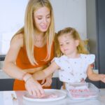 Jésica Cirio Instagram - BOCADITOS DE FRUTILLA Y YOGURT 🍓🍦
Hoy les traigo esta receta súper viral, fácil y saludable, ideal para estos días de calor. 🥵

INGREDIENTES ✨
-1 caja de frutillas 
-300 gramos de yogurt griego 
-200 gramos de chocolate sin azúcar derretido (opcional).

También podés agregarle chocolate sin azúcar derretido por encima. 😏🍫

Si te gustó este post, dale ❤️, guardalo y comentá qué otras recetas te gustaría que haga. 🙌🏻