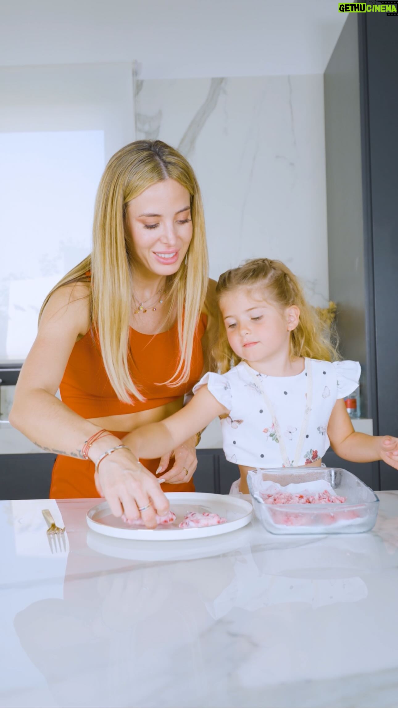 Jésica Cirio Instagram - BOCADITOS DE FRUTILLA Y YOGURT 🍓🍦
Hoy les traigo esta receta súper viral, fácil y saludable, ideal para estos días de calor. 🥵
INGREDIENTES ✨
-1 caja de frutillas
-300 gramos de yogurt griego
-200 gramos de chocolate sin azúcar derretido (opcional).
También podés agregarle chocolate sin azúcar derretido por encima. 😏🍫
Si te gustó este post, dale ❤️, guardalo y comentá qué otras recetas te gustaría que haga. 🙌🏻