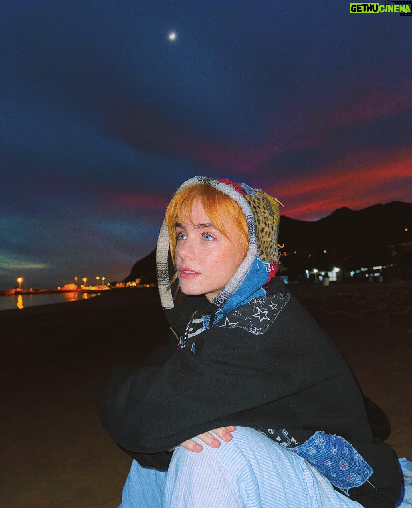 Clara Galle Instagram - The environment that brings out the softness in me, not the survival in me!! 💙
🐸 enero en Londres y Tenerife 🐸 wiii cute days