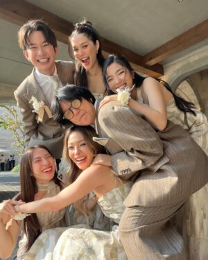 Violette Wautier Instagram - รักทั้งคู่ชิบหาย เจ้าบ่าวเจ้าสาวหล่อสวยมาก น้ำตาไหลเป็นลิตร 555555 ดีใจกับทั้งคู่ พวกเทอแม่งเกิดมาคู่กันจริงๆ เห็นมาตั้งแต่เริ่มจนวันนี้ ฮื้อออออ เป็นวันที่มีความสุขมากเลยอ่ะ (นี่กูพิมพ์กูก็ร้องไห้อีกแล้ว) เพื่อนคนแรกของกลุ่มหนูแต่งงานแล้วค่าาาา อีกอย่าง เพิ่งรู้ว่างานแต่งกลางวันมันturnt ได้ขนาดนี้ สนุกโคตรรรรร พร้อมสนุกต่ออีกรอบวันนี้ค่ะ รักที่สุด #herManhisNatty