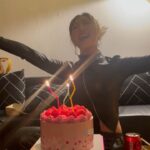 Gong Min-ji Instagram - 나 너무 사랑받고 있다는 거 다시 한번 각인시켜준 
내 동료들,칭구들❤️ 
이렇게 태어나서, 만나서 너무 감사해요✨
에너지를 받아 2024년, 힘내볼게요 :) 
#0118 #bdaygirl #y2kparty #생일2탄
