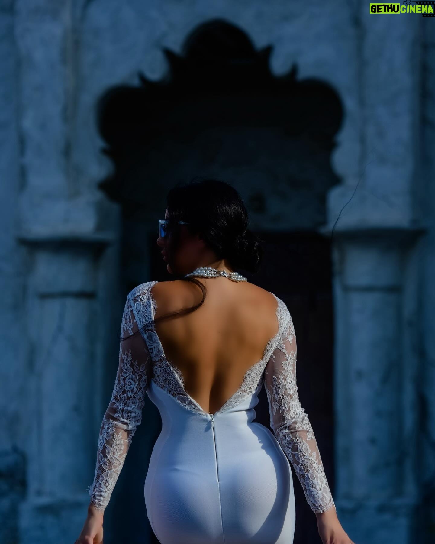 Lamitta Frangieh Instagram - I think everything in life is Art, how you dress @catchall.official , how you smile , the way you love someone,how you walk..
📸 @hossamelhalwagy_photography
Use my code LAF15 to save 15$
.
.
.
#lamittafrangieh #lady #elegance #iconic #historical #authentic #love #europeanlook #vintage