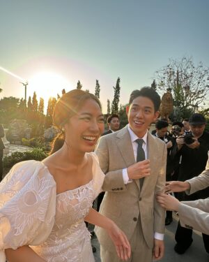 Violette Wautier Instagram - รักทั้งคู่ชิบหาย เจ้าบ่าวเจ้าสาวหล่อสวยมาก น้ำตาไหลเป็นลิตร 555555 ดีใจกับทั้งคู่ พวกเทอแม่งเกิดมาคู่กันจริงๆ เห็นมาตั้งแต่เริ่มจนวันนี้ ฮื้อออออ เป็นวันที่มีความสุขมากเลยอ่ะ (นี่กูพิมพ์กูก็ร้องไห้อีกแล้ว) เพื่อนคนแรกของกลุ่มหนูแต่งงานแล้วค่าาาา อีกอย่าง เพิ่งรู้ว่างานแต่งกลางวันมันturnt ได้ขนาดนี้ สนุกโคตรรรรร พร้อมสนุกต่ออีกรอบวันนี้ค่ะ รักที่สุด #herManhisNatty