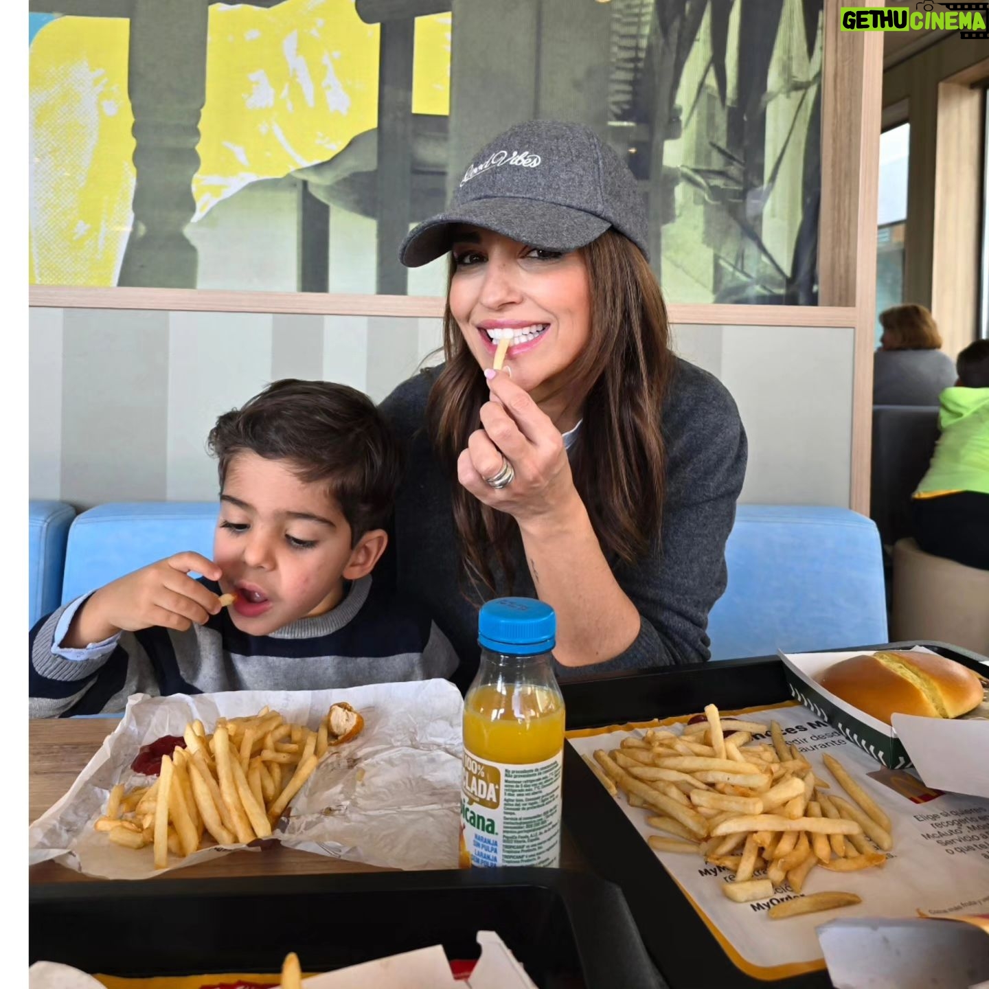Paula Echevarría Instagram - Resumen de domingo.. mamá 🐔 y sus 🐥🐣