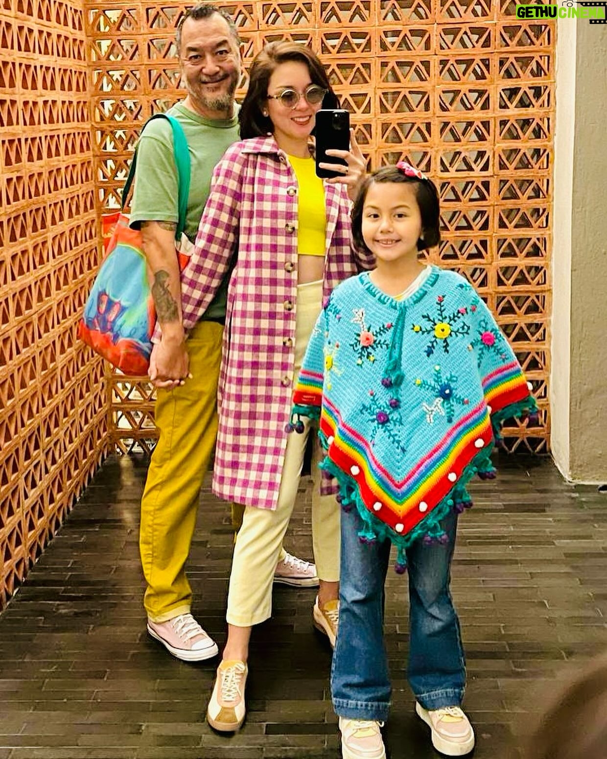 Beauty Gonzalez Instagram - Two for the Road 💚
Ay,Three pala, sorry @oliviainescrisologo
Of course we’ll never leave you.
Just wouldn’t be the same without you.
So after three weeks and half way around the globe
We’re finally home. 💜
Excited to finally start real life in this New Year🧡