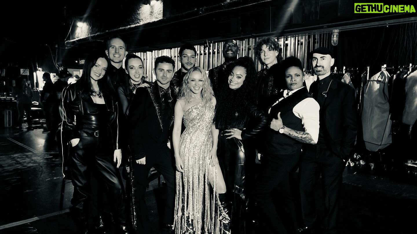 Kylie Minogue Instagram - Pre-show love with these amazing wonders π Making music and memories with this team is a dream π Weβre on a #VEGASHIGH