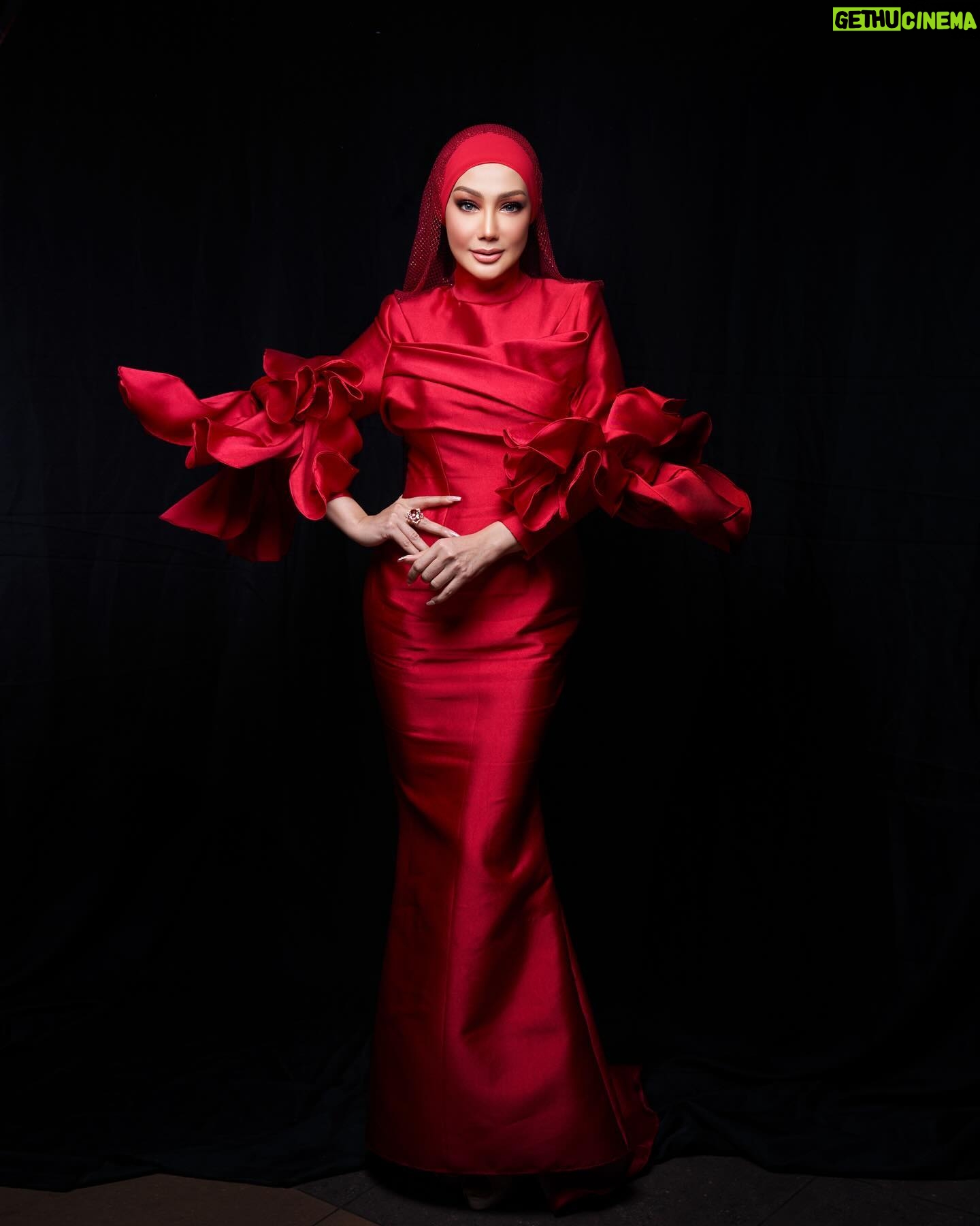 Erra Fazira Instagram - @errafazira
#maskedsingermalaysia
📸 photo by @blackpepperproductionmy
Makeup by @sharhimkhan
Dress by @khuntumn
Hijab Styled by @thelikeyuti
.
.
#quickportraitbybp #photography #blackpepperproduction #errafazira