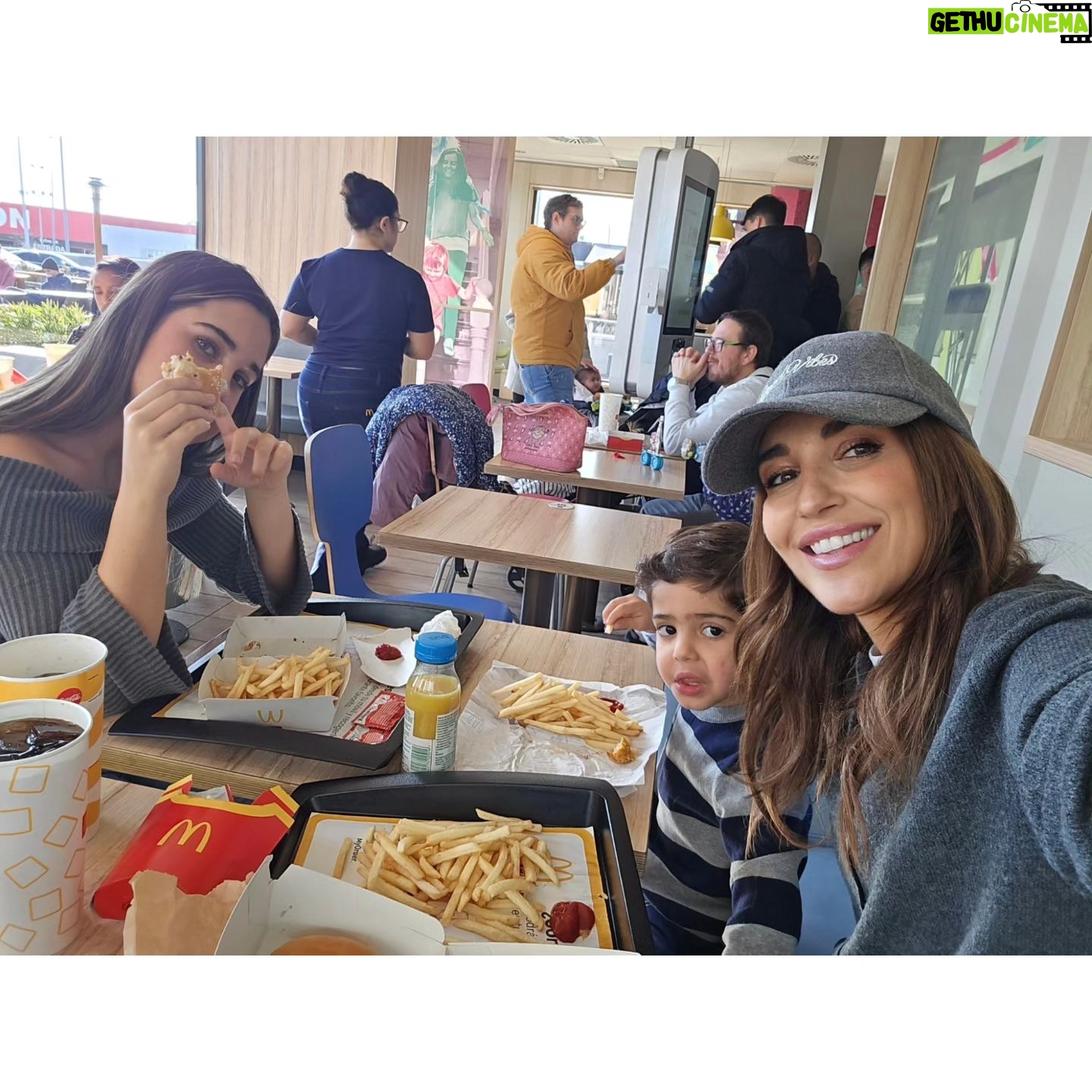 Paula Echevarría Instagram - Resumen de domingo.. mamá 🐔 y sus 🐥🐣