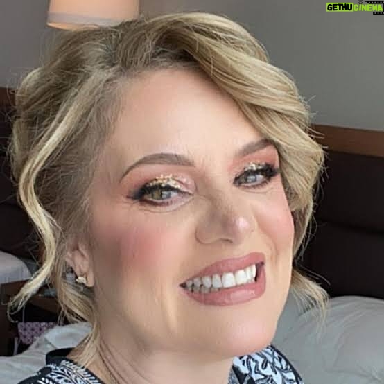 Erika Buenfil Instagram - Tu sonríe. La vida es linda y bella. Ánimo!!! ❤️❤️❤️ #senoshizomiellaluna