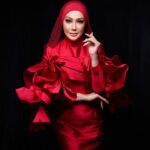 Erra Fazira Instagram - @errafazira 
#maskedsingermalaysia 
📸 photo by @blackpepperproductionmy 
Makeup by @sharhimkhan 
Dress by @khuntumn 
Hijab Styled by @thelikeyuti 
.
.
#quickportraitbybp #photography #blackpepperproduction #errafazira