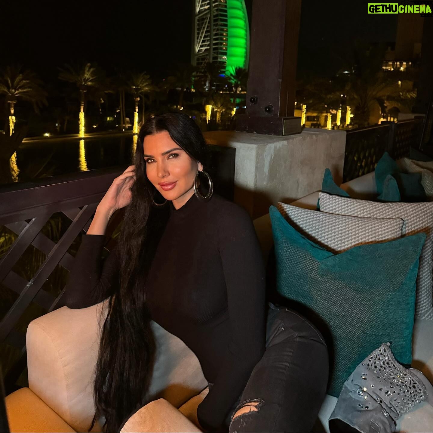 Lamitta Frangieh Instagram - Santé 🍷
.
.
#winter #cozyplace #dubai #january#romantic #chill #redwine