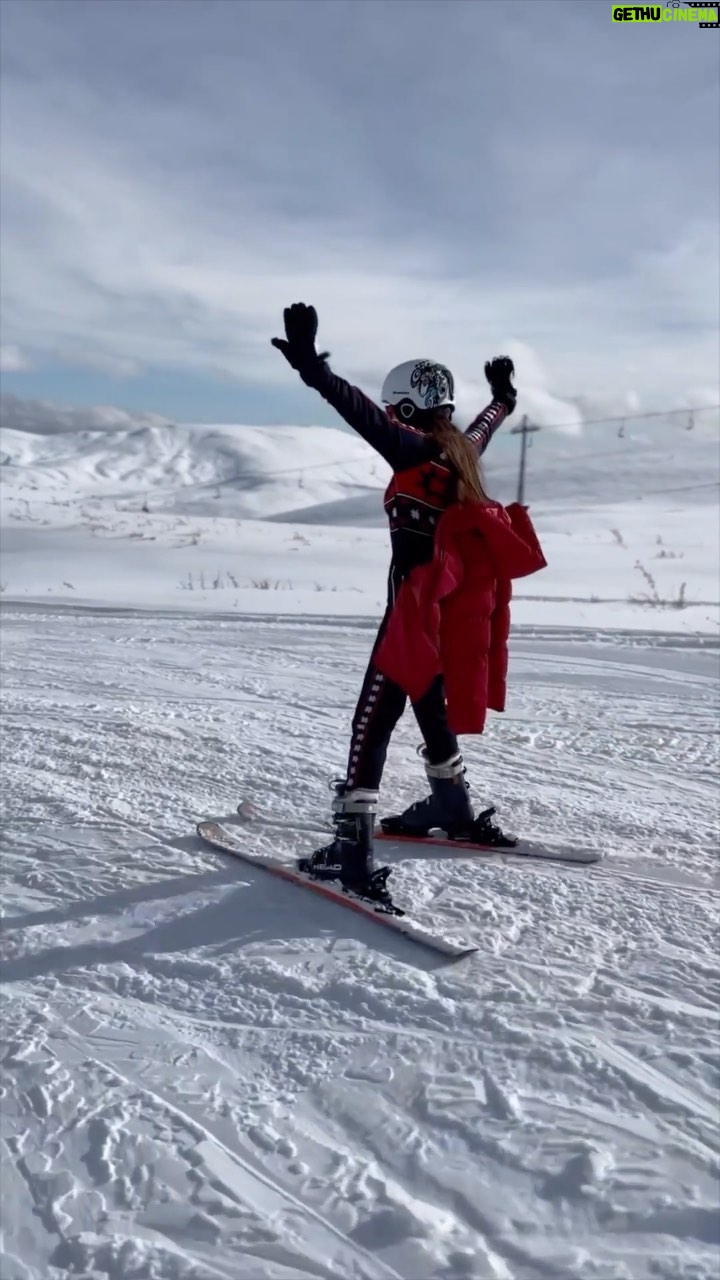 Cemre Baysel Instagram - Kış tatili sevildi
Yeni hobiler edinildi ;) ☃️