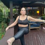 Susana Vieira Instagram – Após uma aula de musculação na Bodytech, um alongamento em casa 🏡 . Vai na vibe !!!!