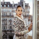Amina Khalil Instagram – Moments before the captivating @tonywardcouture fashion show at the Palais de Tokyo in Paris, on the balcony of the stunning @hotellutetia … ♥️

Look curated by @dalia.abdelshafi 
Dress by @tonywardcouture 
Jewels by @dimajewellery 
MUA @nohaezzeldinmua 
Hair @rafilotoma @alsagheersalons