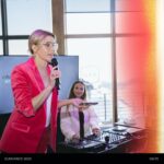 Elizabeth Banks Instagram - Who doesn’t love a good house party? 😉 As the #SundanceFilmFestival kicks off today, we’re looking back at our time in Park City last year where @elizabethbanks and @archerroosewines toasted to female filmmakers with the help of our friends at @unitedtalent. Cheers to all of the films premiering at the festival this year!